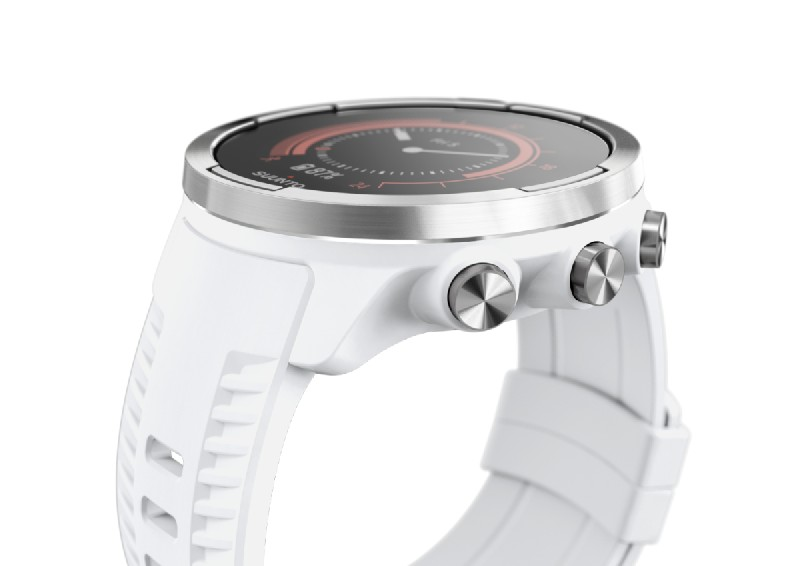 Smartwatch blanca con bisel plateado. El reloj muestra la hora. La correa es blanca.