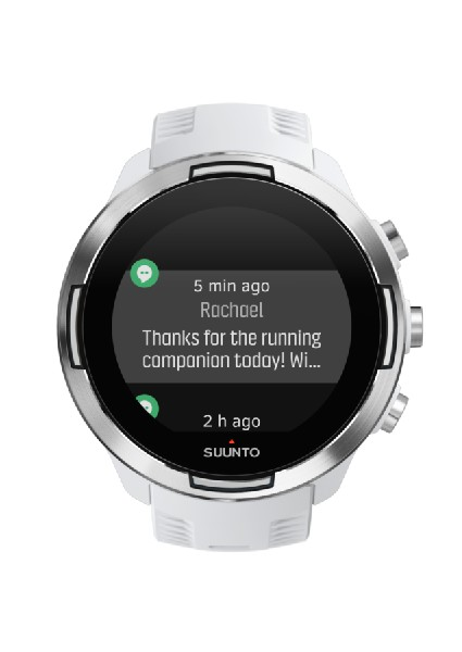 Smartwatch Suunto blanca con pantalla de mensajes, mostrando texto e icono verde.