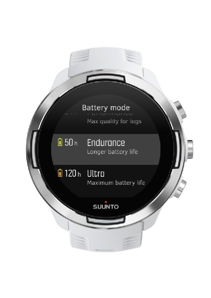 Reloj deportivo blanco, marca Suunto, con pantalla mostrando modos de batería.