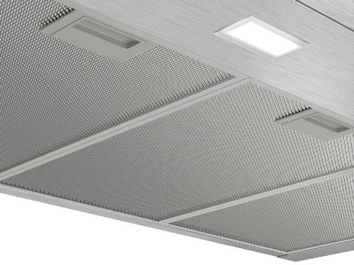 Un primer plano de un panel de malla con dos luces rectangulares. Es parte de una campana extractora.