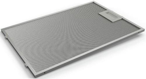 Filtro metálico de campana extractora. Tiene un patrón de rejilla con un pequeño asa rectangular.