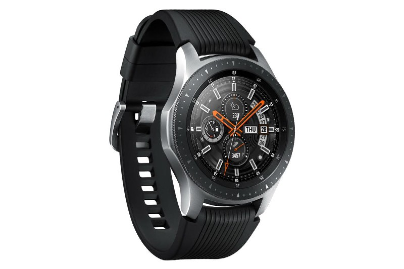 Smartwatch plateado con correa negra, vista en ángulo, sobre fondo blanco.