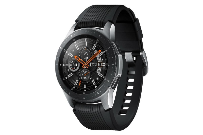 Smartwatch plateado y negro sobre fondo blanco. Correa negra. Muestra la fecha.