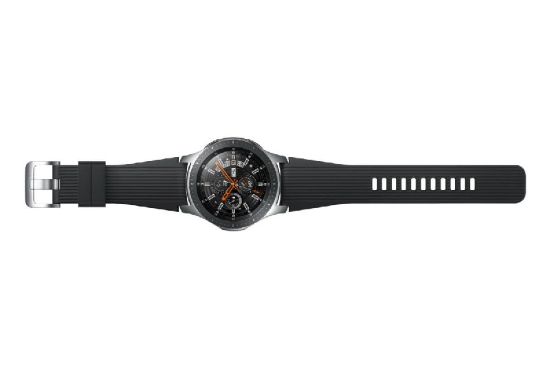 Smartwatch negra con correa negra. La esfera del reloj tiene marcas naranjas. El fondo es blanco y neutro.