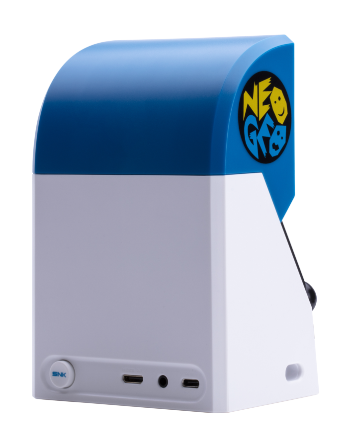 Una consola SNK Neo Geo azul y blanca. La consola tiene una parte superior azul y una inferior blanca. Un logo visible.
