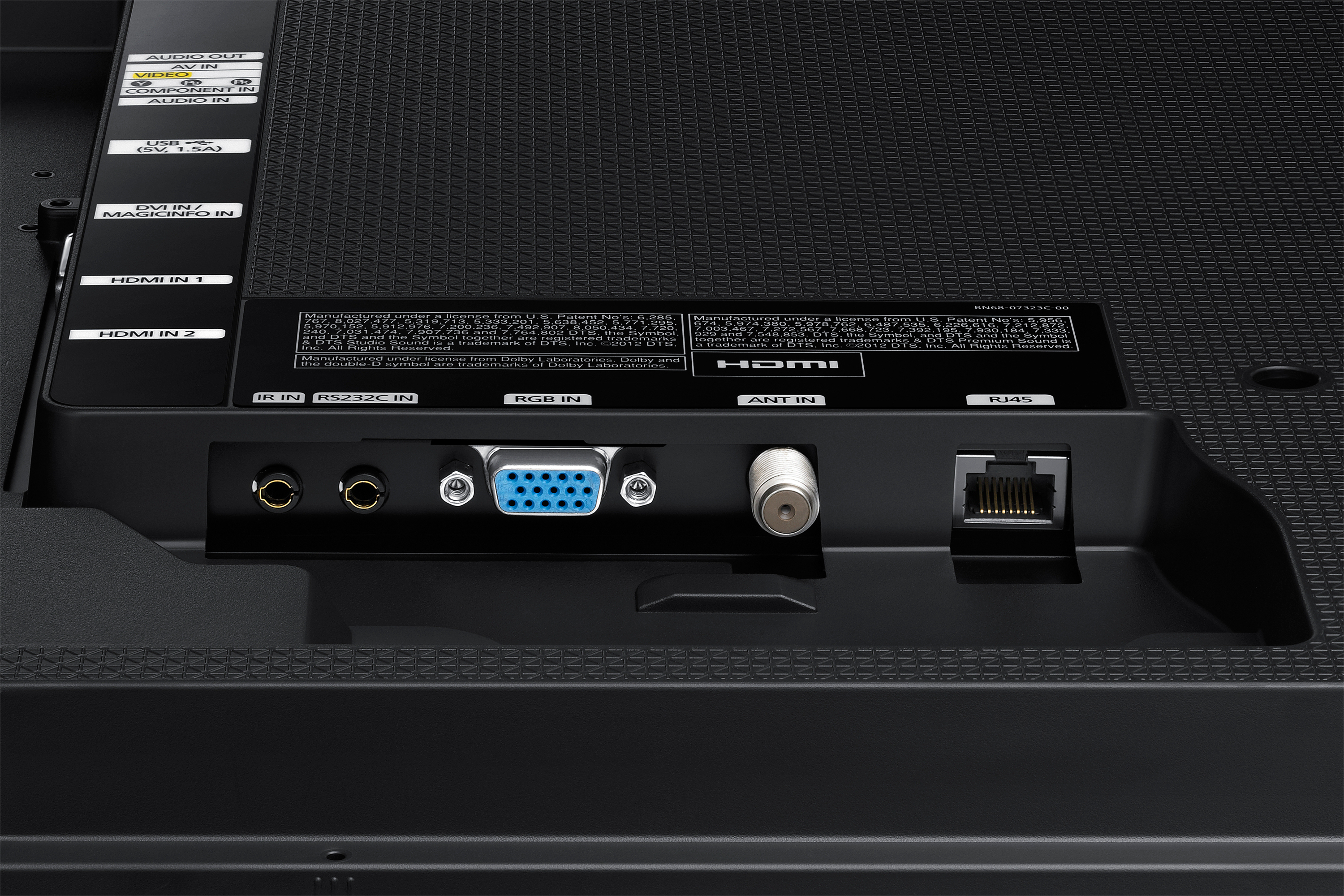 Parte trasera de un televisor con varios puertos: HDMI, antena, red, etc.