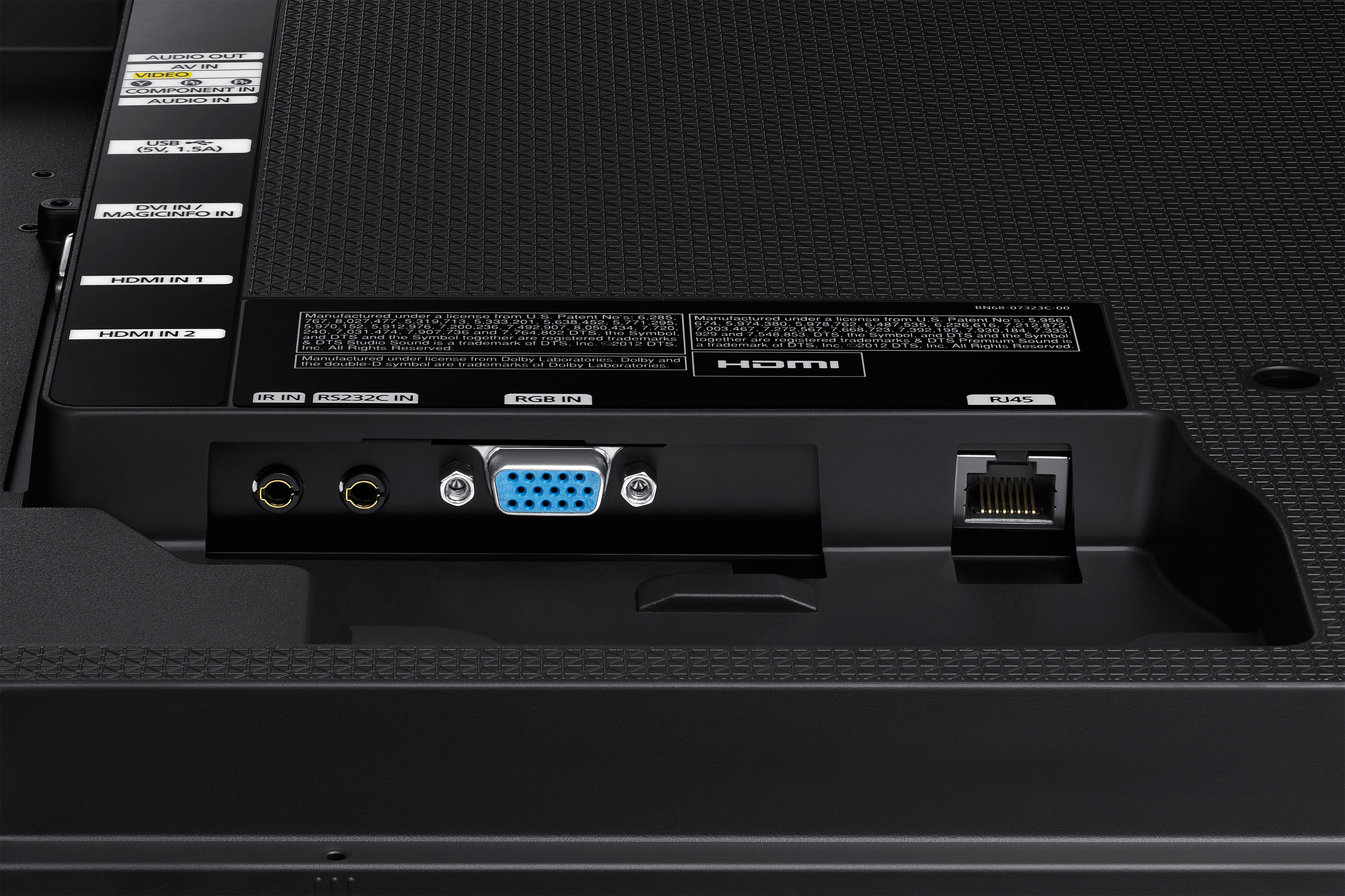 Parte trasera de TV con puertos de conexión. Incluye HDMI, USB y otras opciones de entrada/salida.