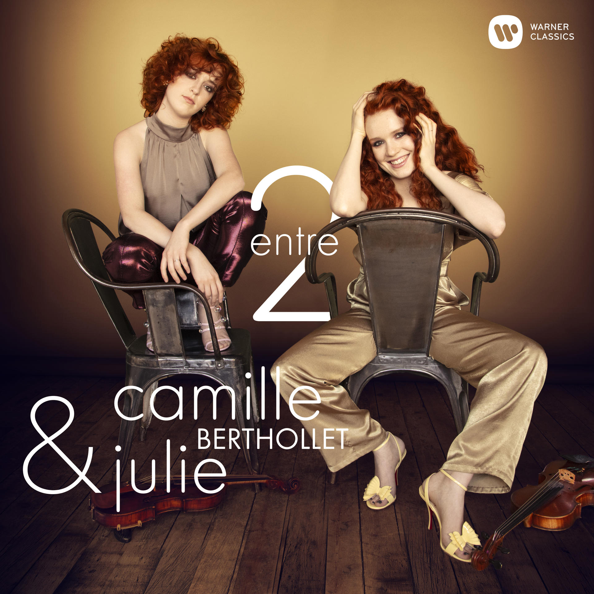 Twee vrouwen op stoelen, met violen, en tekst: "2 entre Camille & Julie".
