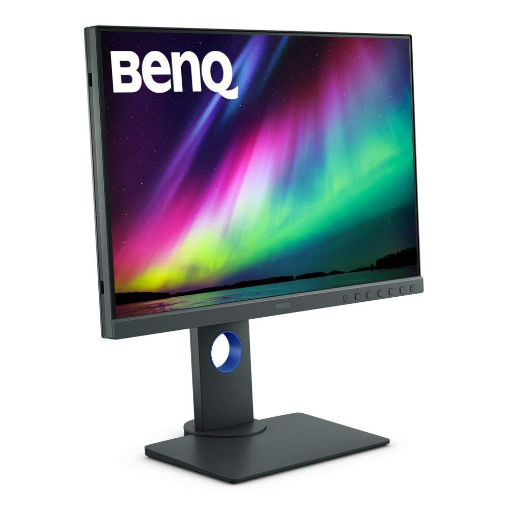 Ein BenQ-Monitor mit farbenfrohem Display, auf einem dunkelgrauen Ständer mit blauem Ring.