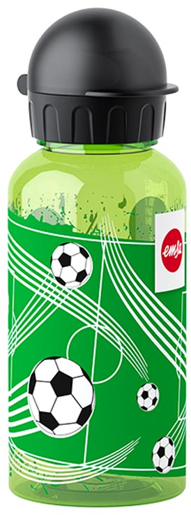 Groene waterfles met voetballen. Zwarte dop en witte lijnen. Emja logo aan de rechterkant.
