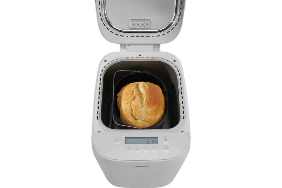 Weißer Brotbackautomat mit einem Brotlaib im Inneren.