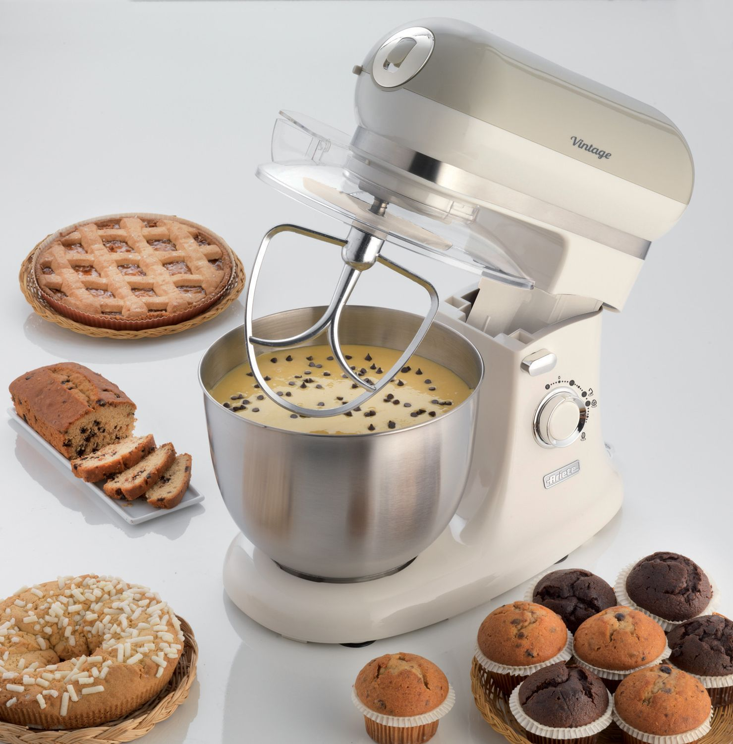 Robotgép sült termékekkel. Bézs mixer, pite, kenyér, muffin kosárban.