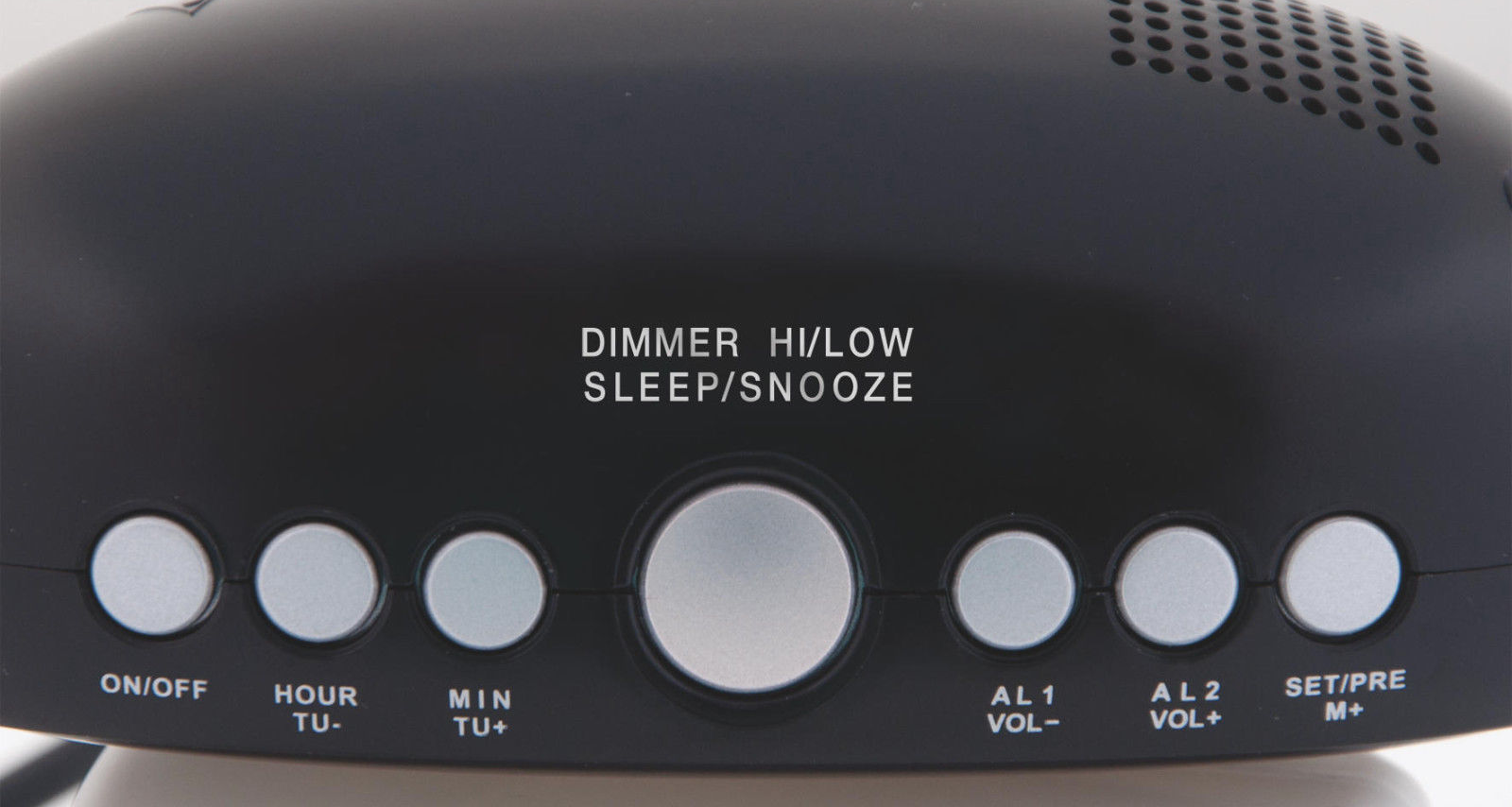 Egy fekete ébresztőóra vezérlőpultjának közeli képe. Gombok: ON/OFF, HOUR, MIN, DIMMER, SLEEP, AL1, AL2, SET.