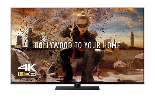 Büyük Panasonic 4K HDR TV, bir kadın, patlamalar ve 'Hollywood' yazısıyla aksiyon sahnesi gösteriyor.