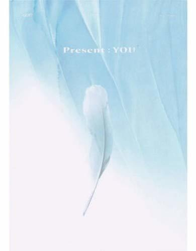 Een witte veer zwevend tegen een lichtblauwe achtergrond, met de tekst 'Present: YOU'.