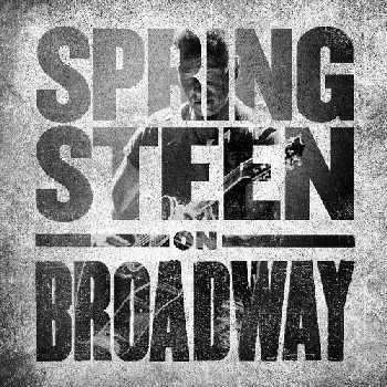 Albumhoes voor Springsteen on Broadway. Tekst in wit en afbeelding van Springsteen op grijze achtergrond.