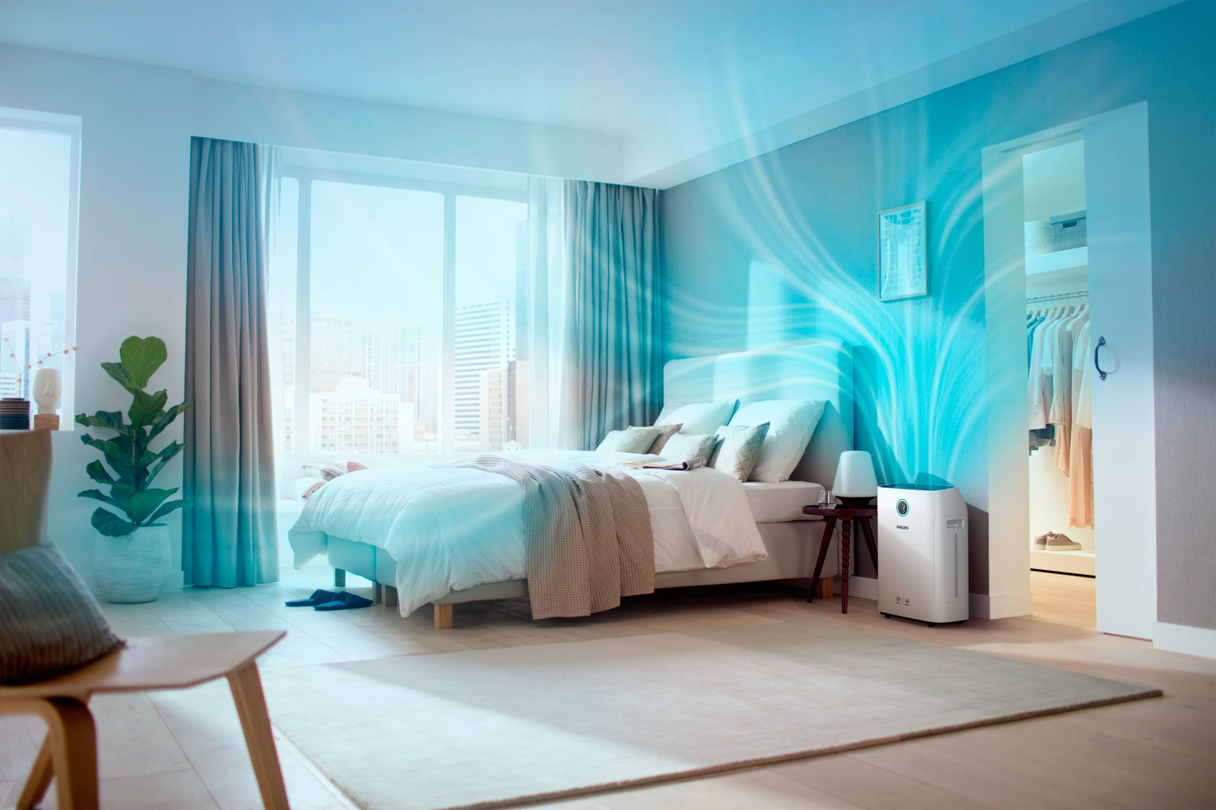 Ein Schlafzimmer mit Luftreiniger, Bett, Vorhängen und einer Pflanze. Hell und luftig.