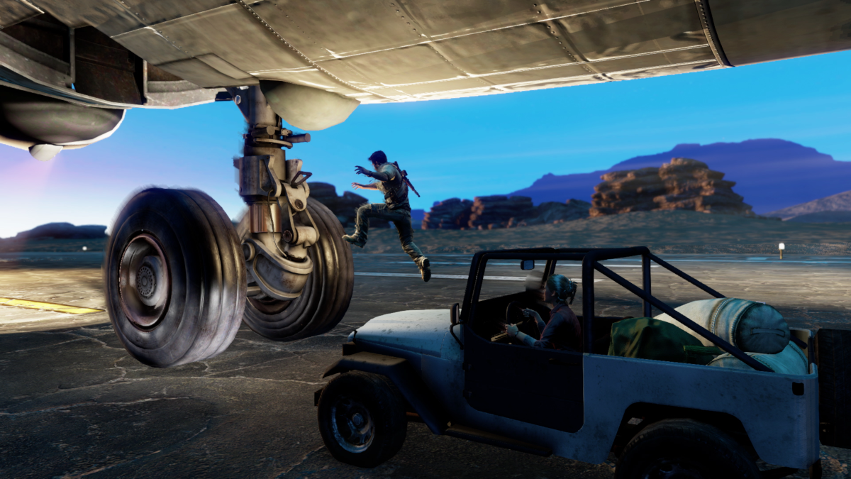 Action-Szene aus einem Videospiel: Ein Mann springt auf ein Flugzeugrad, ein Jeep in der Nähe.