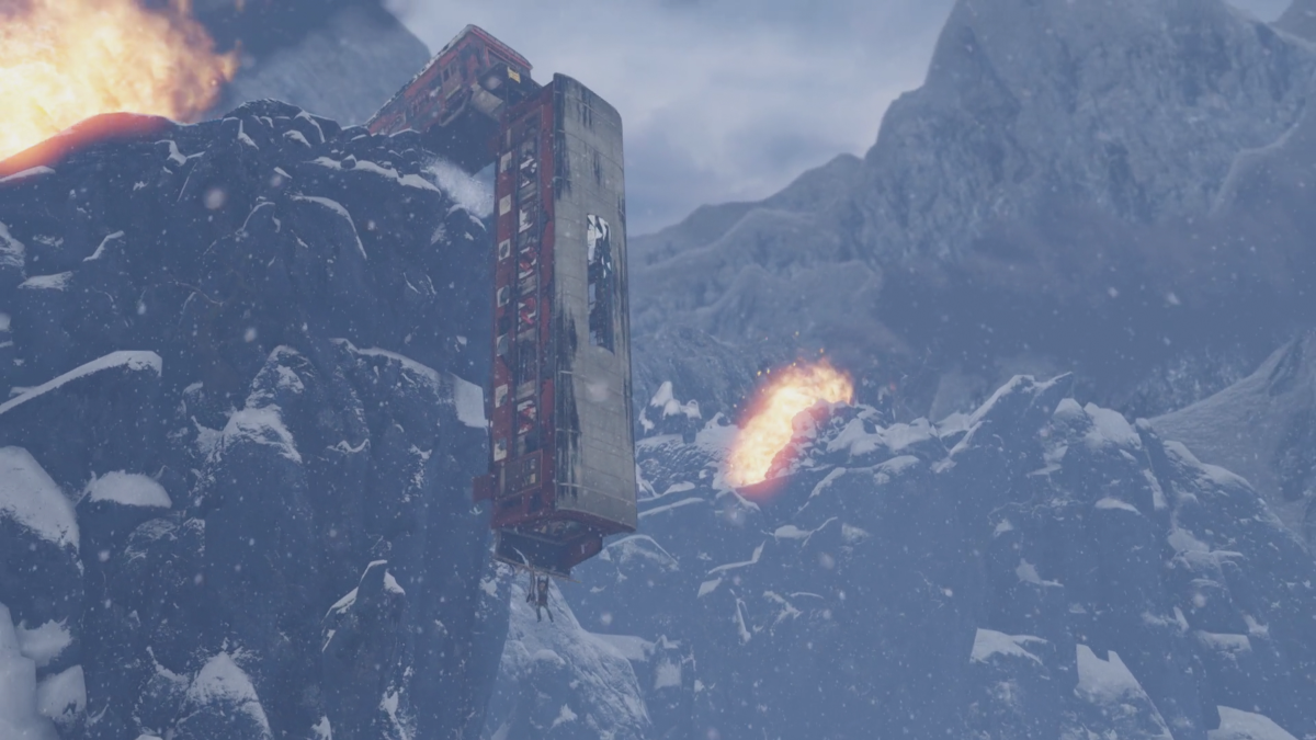 Ein abgestürztes Flugzeug auf einem schneebedeckten Berg. Feuer und Rauch sind im Hintergrund zu sehen.