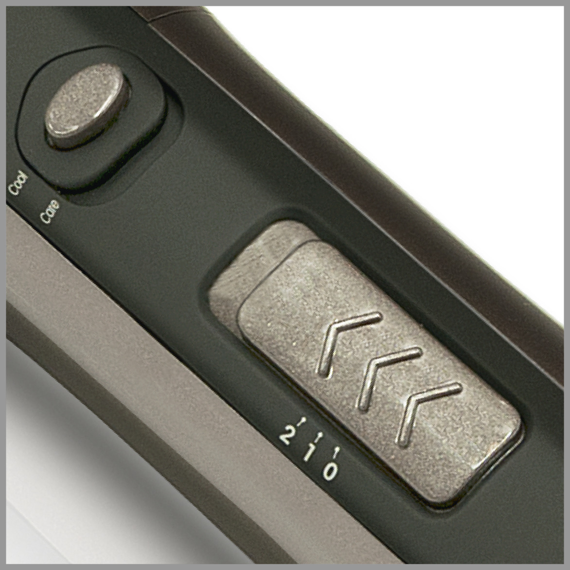 Nahaufnahme eines Haarglätter-Bedienfelds mit Knöpfen.