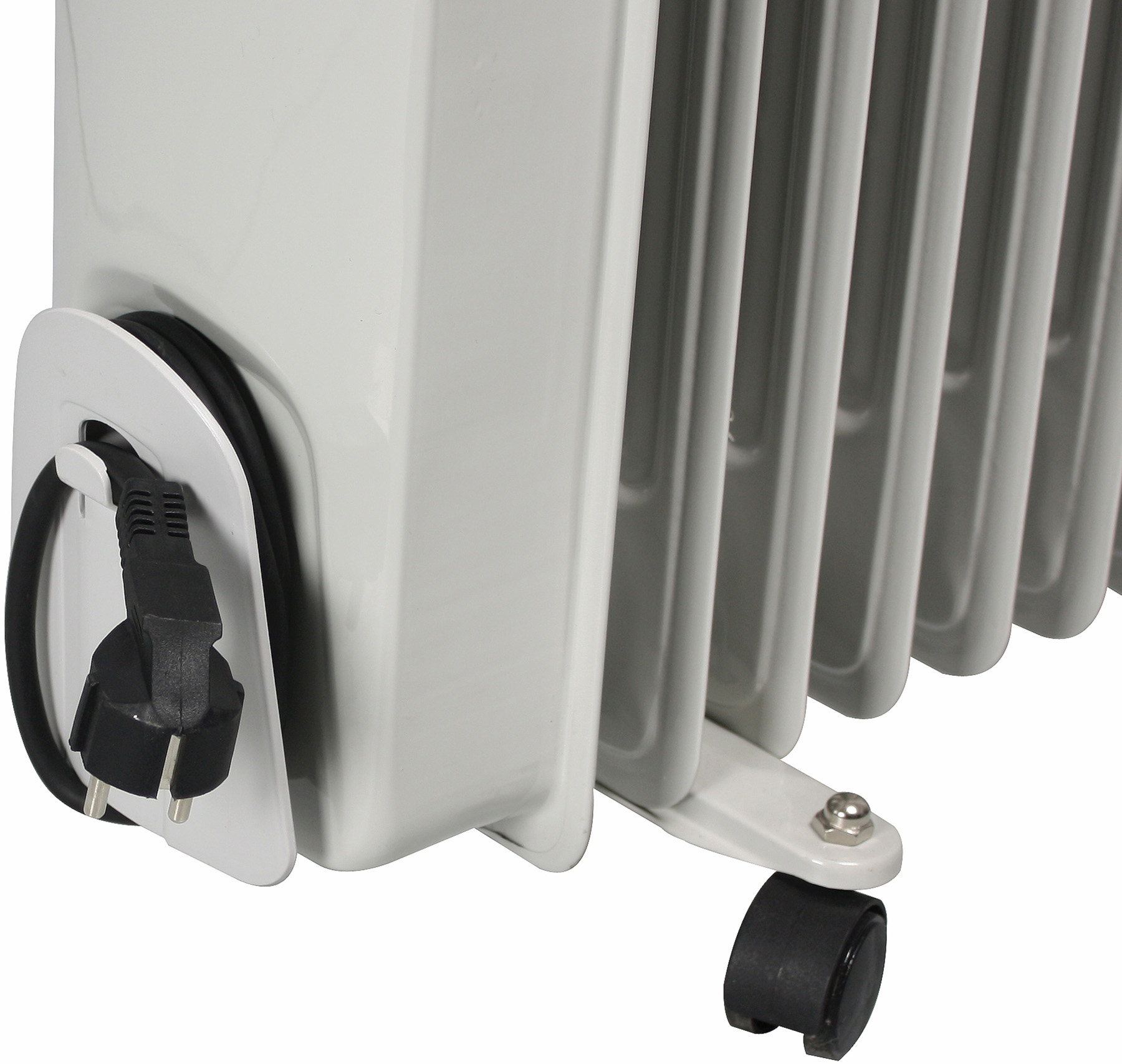 Nahaufnahme eines weißen elektrischen Heizkörpers mit schwarzem Stecker und Kabel.