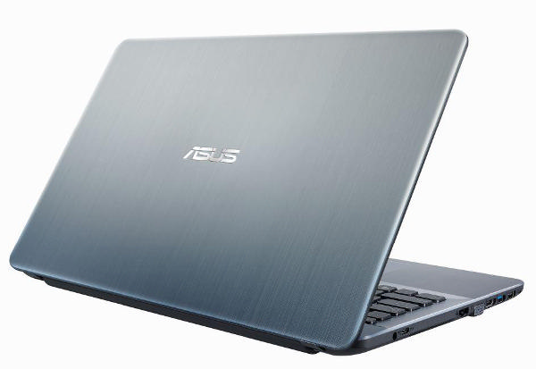 Gümüş bir dizüstü bilgisayar, ekranın arkasını ve ASUS logosunu gösteren, kapağı açık bir şekilde görüntüleniyor.