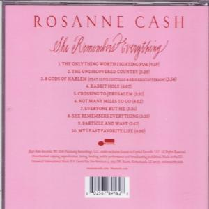 Roze cd-hoes met de tekst 'ROSANNE CASH' en de albumtitel 'She Remembers Everything'.
