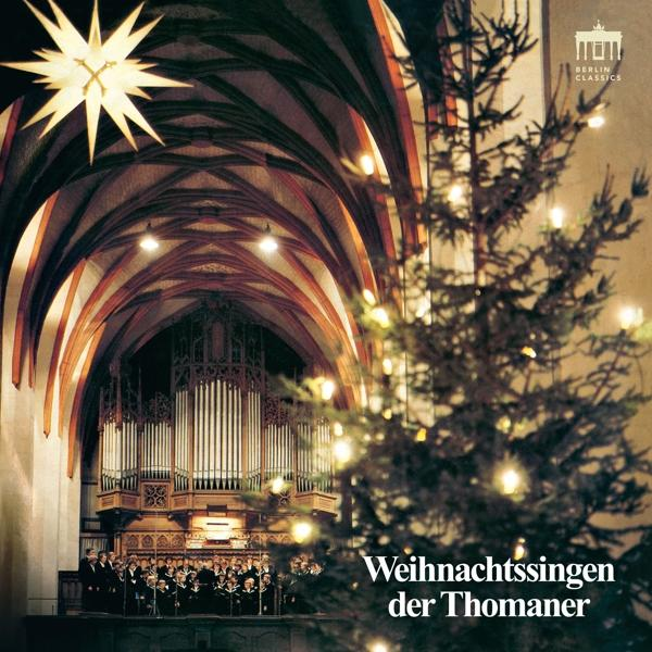 Eine Kirche mit Weihnachtsbaum und Chor, der singt, mit Text unten.