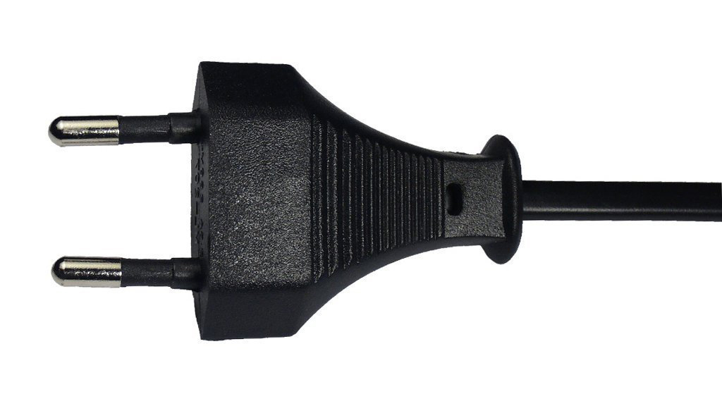 Schwarzer Netzstecker mit zwei Stiften und einem schwarzen Kabel, vor weißem Hintergrund.