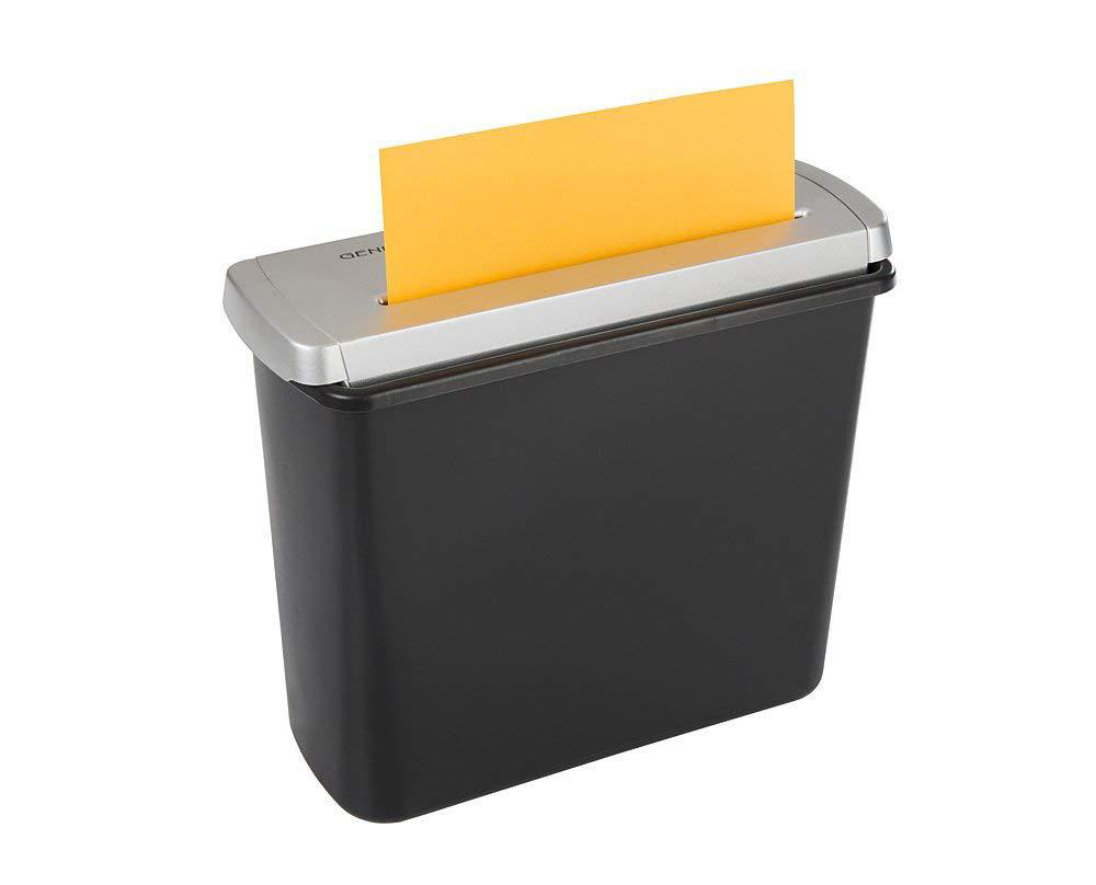 Ein schwarzer Aktenvernichter mit einem gelben Blatt Papier. Oben ist eine silberne Zierleiste.