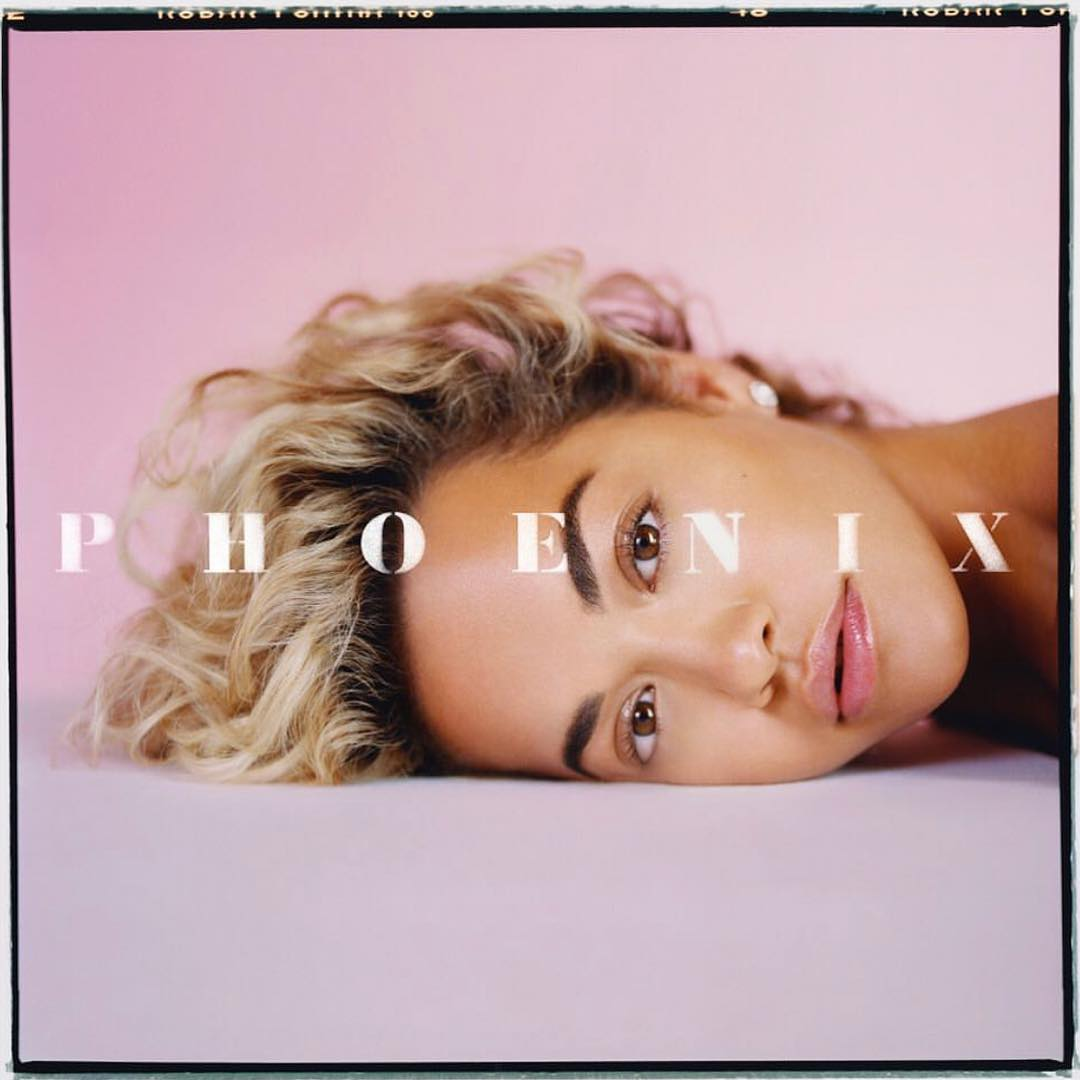 Phoenix album borító, szőke hajú énekesnő, rózsaszín háttér, szöveg.
