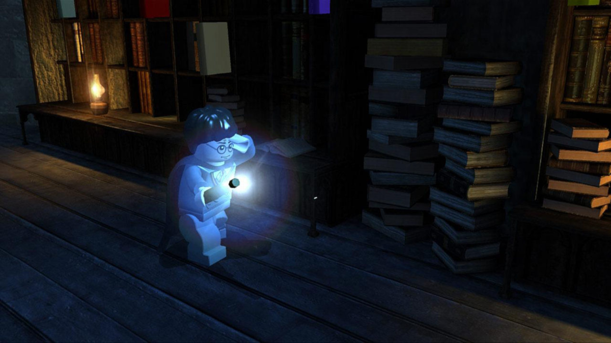 Lego Harry Potter hält einen Zauberstab und eine Taschenlampe in einer dunklen Bibliothek mit Büchern.