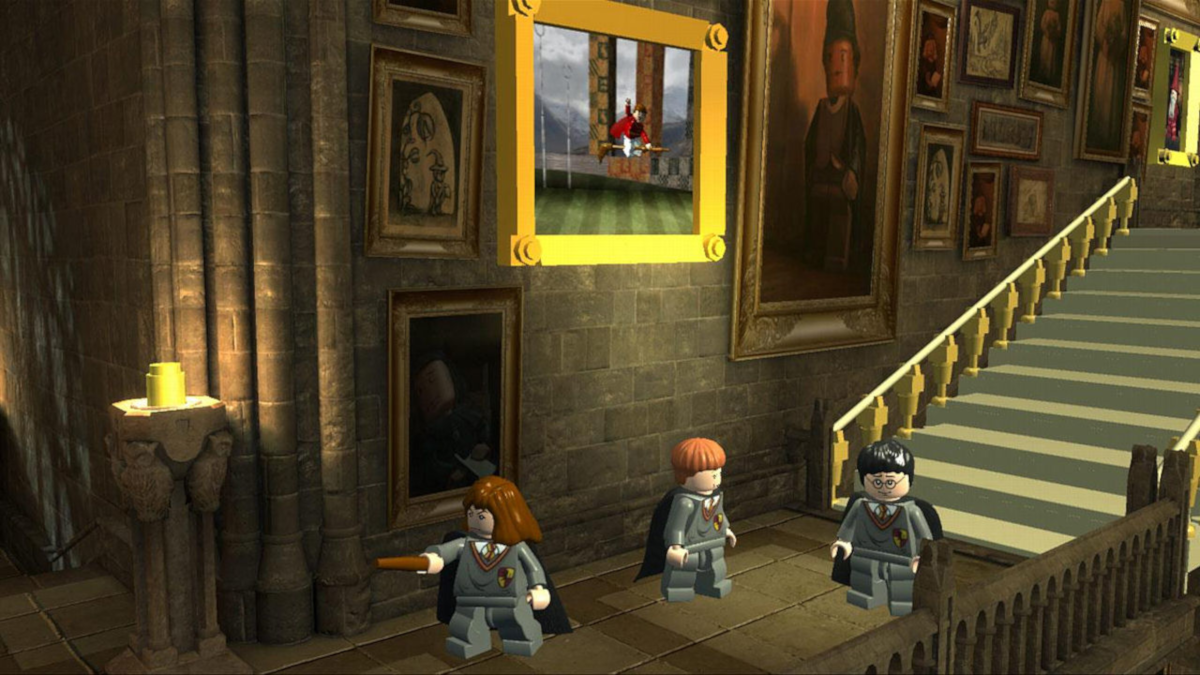 Lego Harry Potter Szene mit Charakteren, Goldrahmen und Treppen.