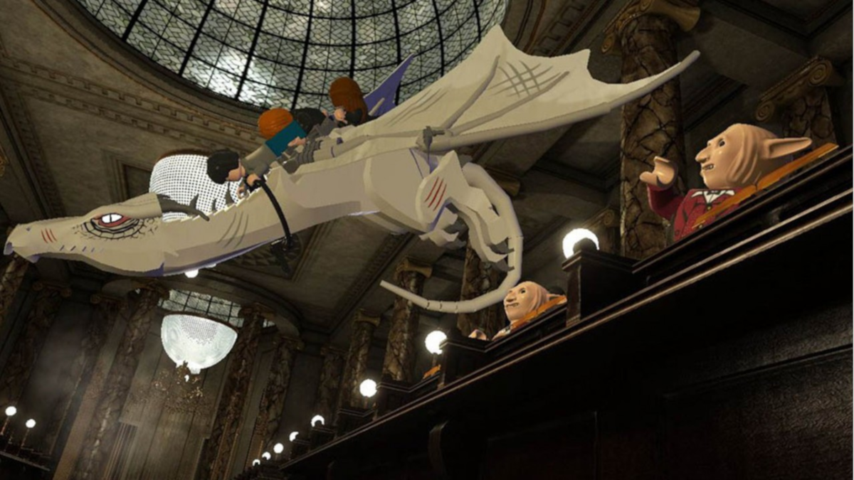 Zwei Personen auf einem weißen Drachen fliegen in einer Halle mit Zuschauern und einem großen Fenster.