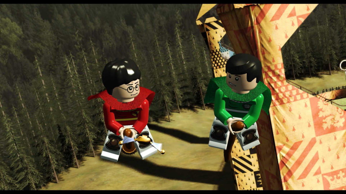 Lego-Harry-Potter-Charaktere auf Besen. Grüne und rote Uniformen. Waldhintergrund, Quidditch-Platz sichtbar.