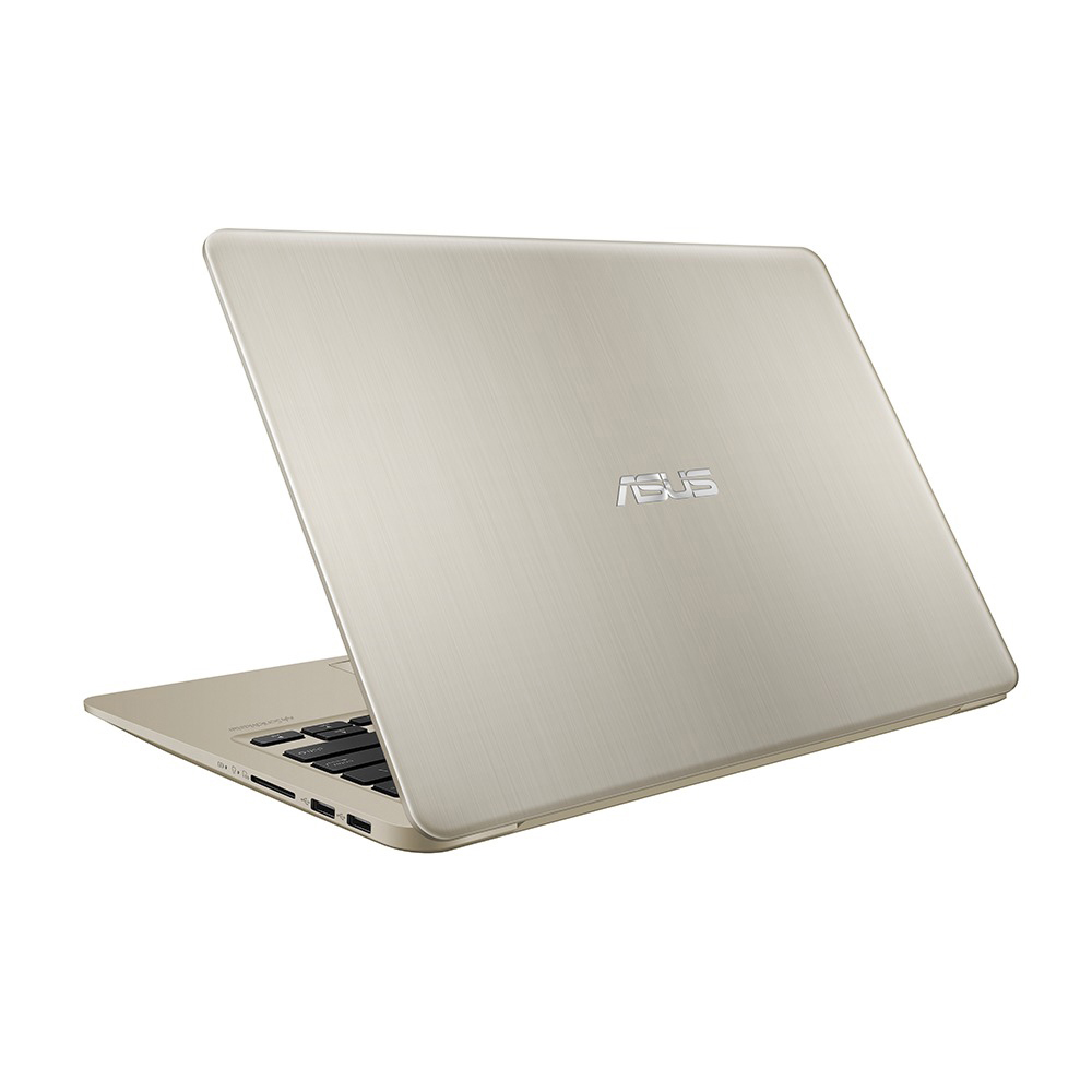 Ein goldener Asus Laptop steht halb geöffnet auf weißem Hintergrund, die Vorderseite ist sichtbar.