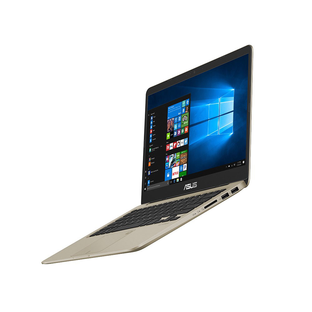 Ein offener, goldener Asus-Laptop mit blauem Windows-Bildschirm steht auf weißem Hintergrund.
