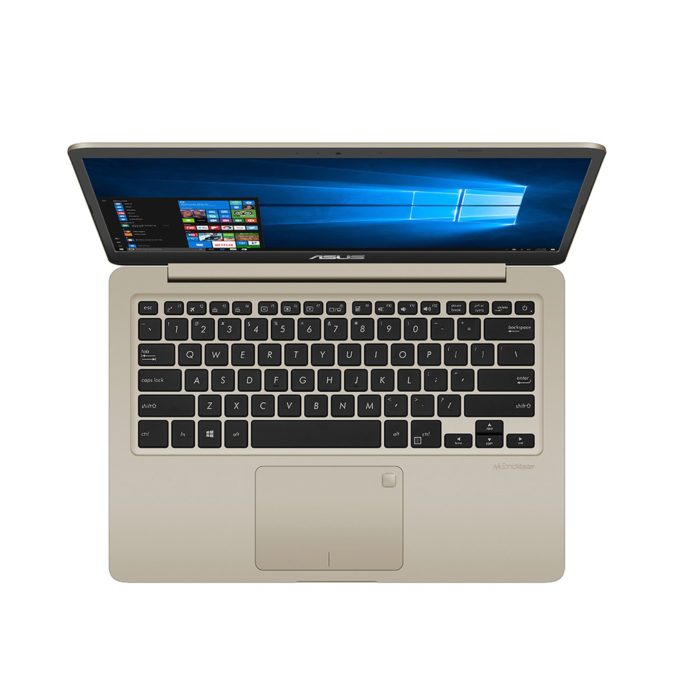 Ansicht von oben auf einen offenen, goldenen Laptop mit schwarzer Tastatur und Windows 10.