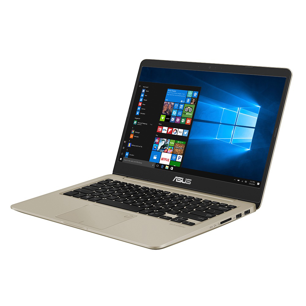Ein goldener Asus Laptop steht auf weißem Hintergrund mit aktivem Windows Startmenü.