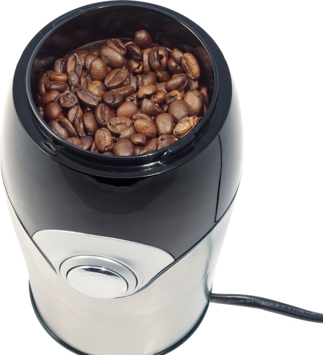 Koffiemolen gevuld met bruine koffiebonen. Zwart en zilver kleurenschema, geïsoleerd.