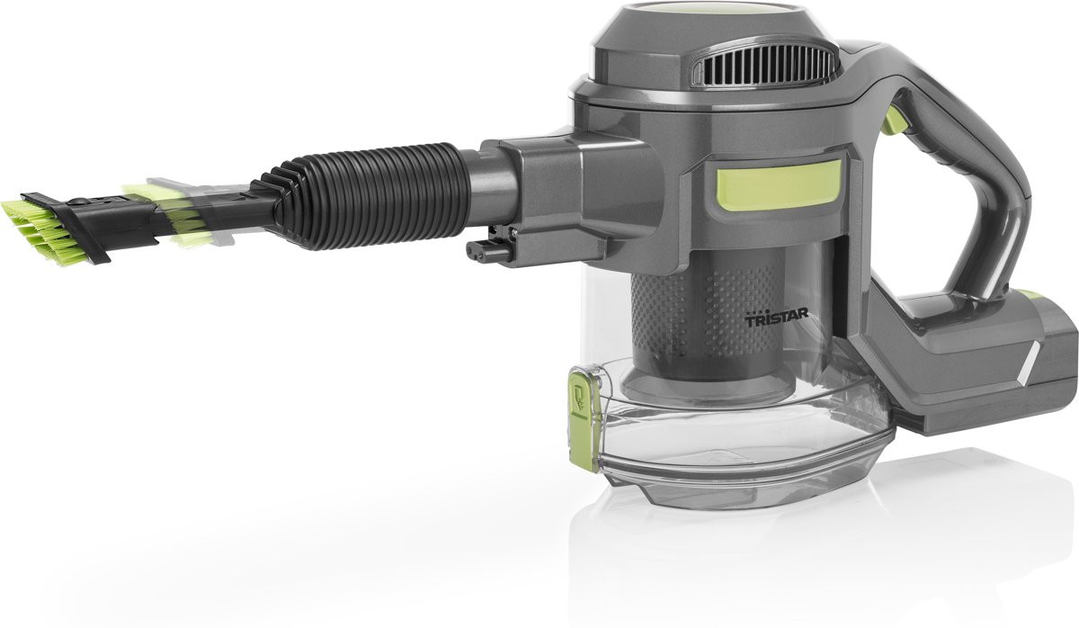 Un aspirateur sans fil gris et vert. Il est tenu en angle avec une brosse.