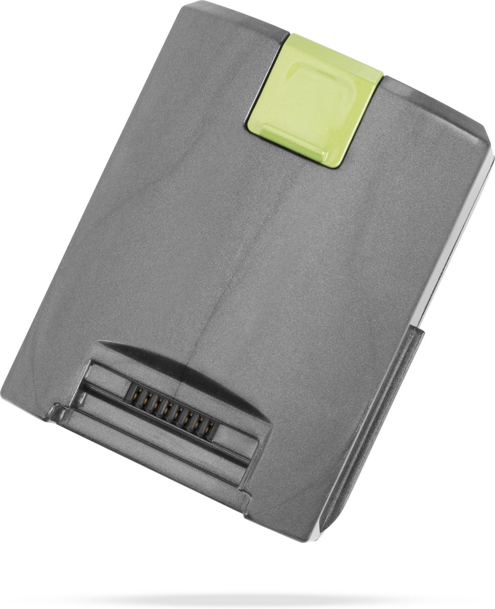 Une batterie rectangulaire grise avec un bouton vert, légèrement inclinée sur une surface blanche.