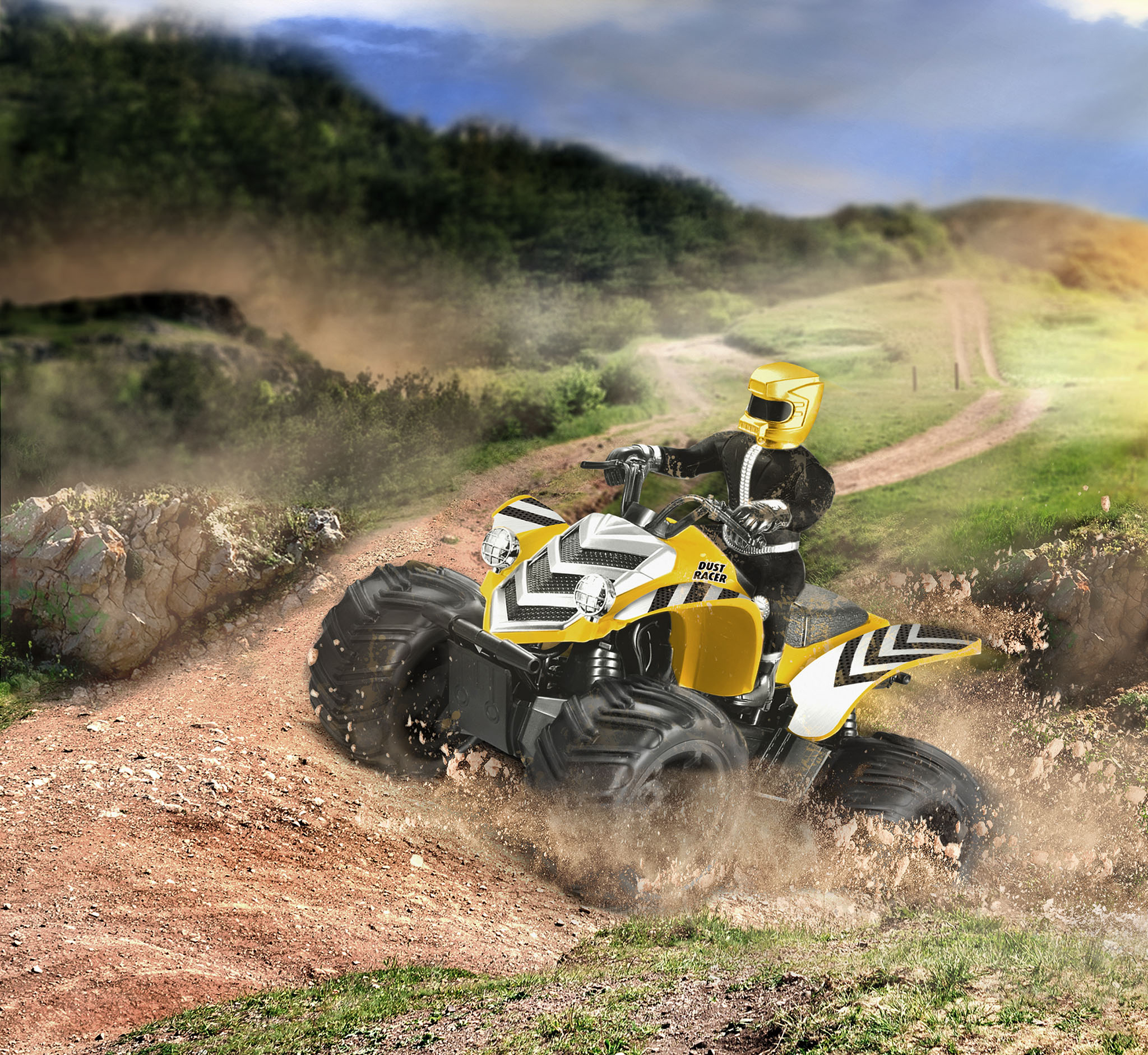 Spielzeug-ATV-Rennen auf einer Dreckspur, das Schlamm aufwirbelt. Ein Fahrer im Helm ist auf dem ATV.