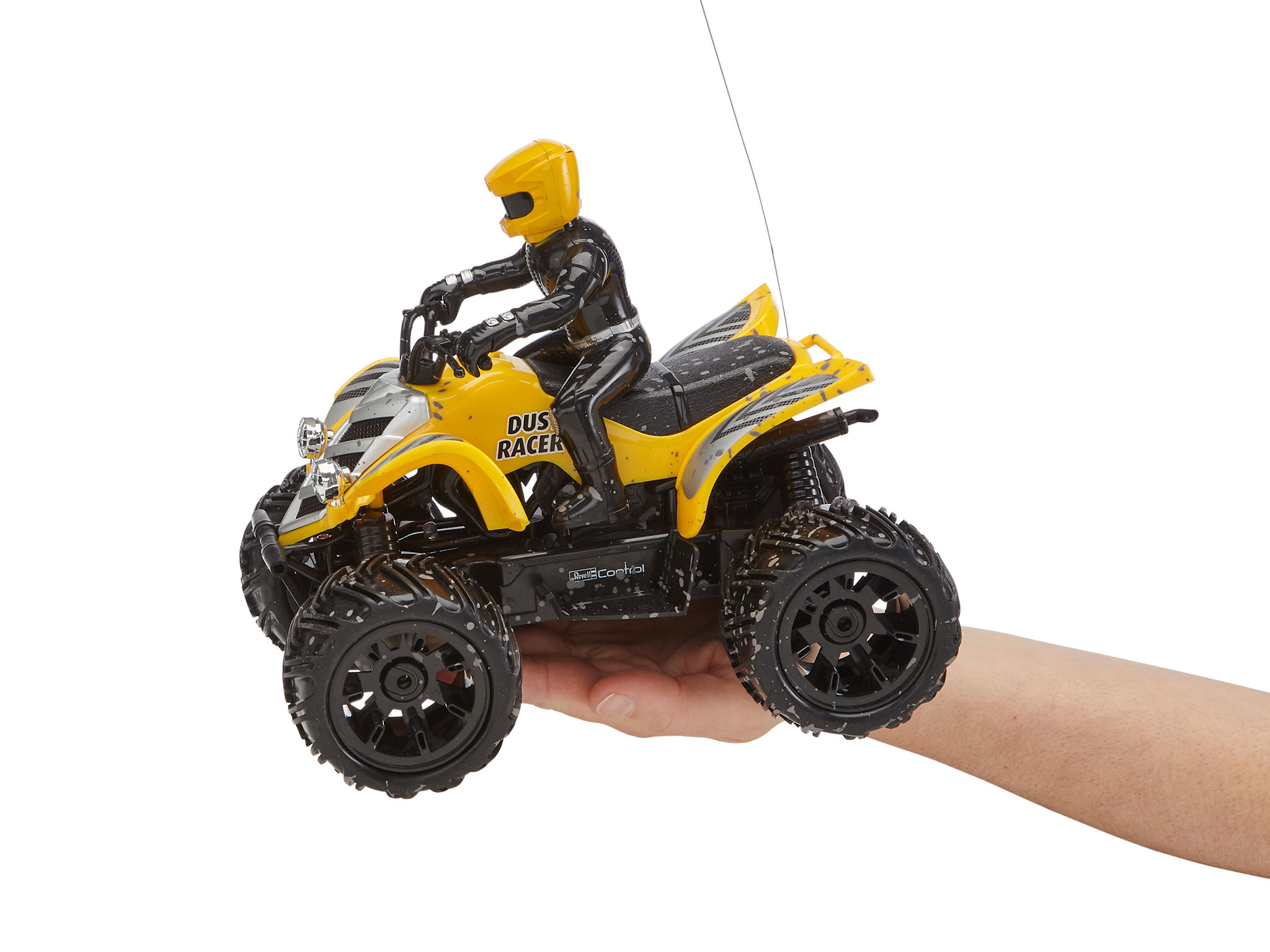 Ein Spielzeug-Quad mit Fahrer in der Hand einer Person.