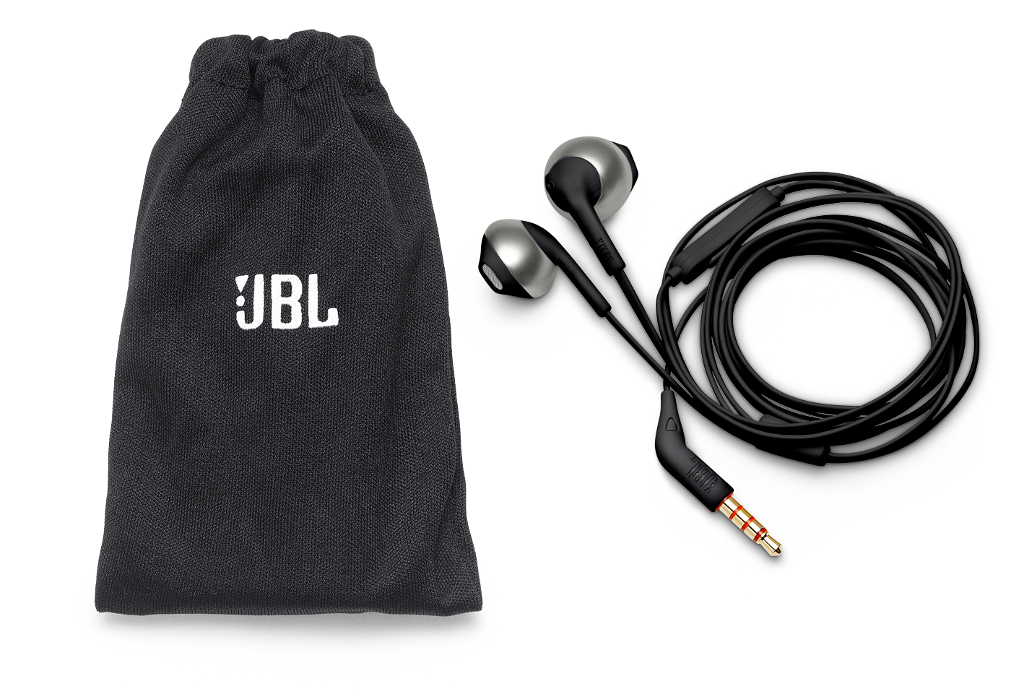 Fekete JBL fülhallgatók és egy fekete hordtáska fehér felületen.