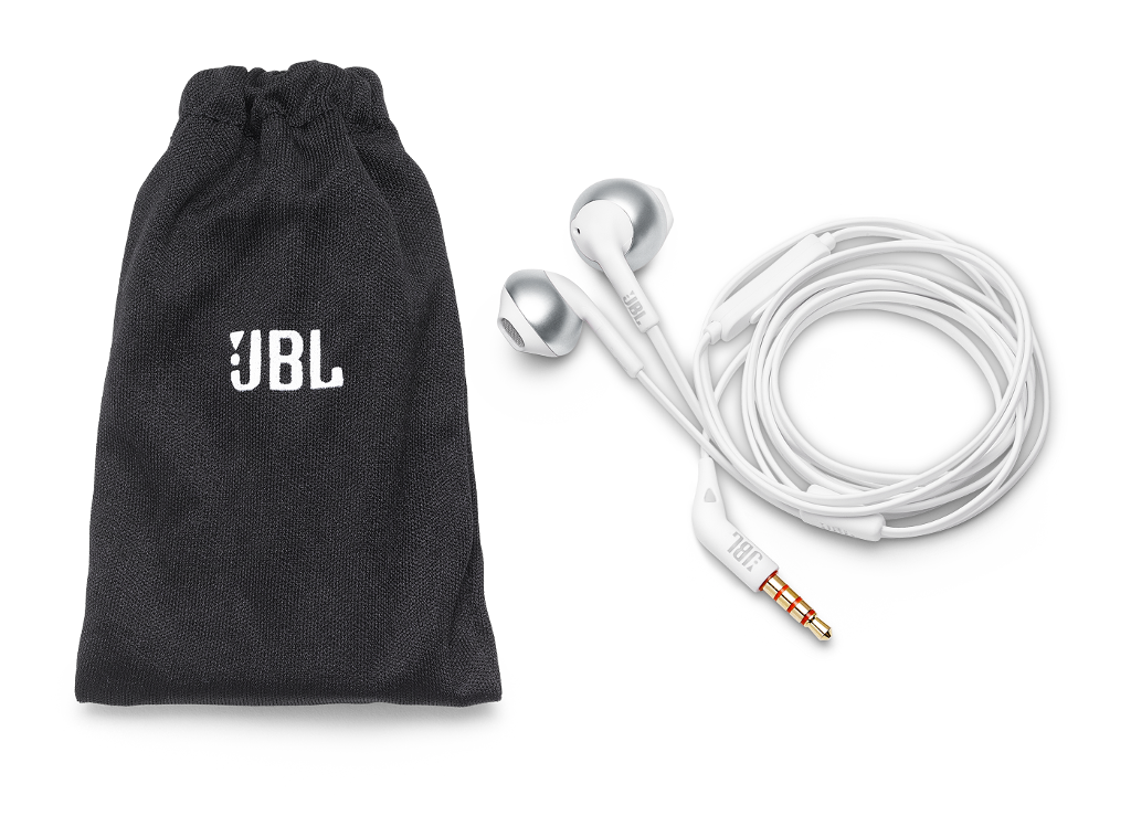 Fehér fülhallgató fekete JBL táskával, fehér felületen. A fülhallgató piros hegyű.