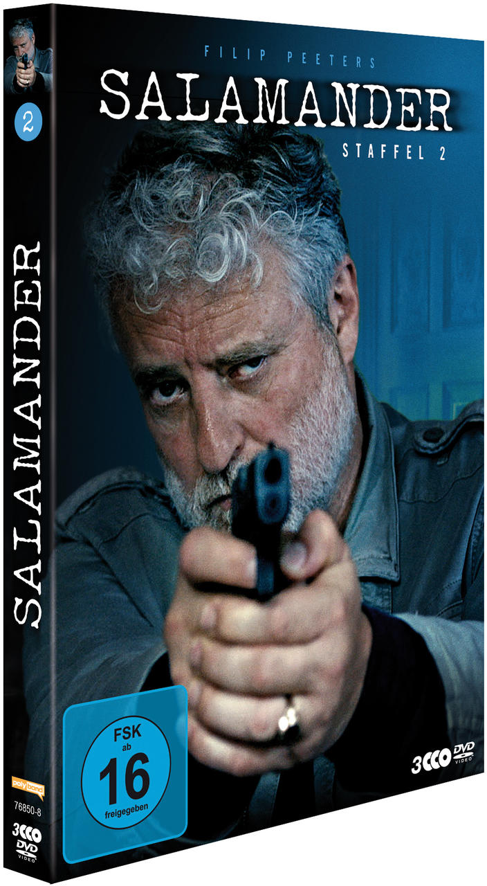DVD-Hülle mit einem Mann, der eine Waffe zeigt. Dunkelblauer Hintergrund.
