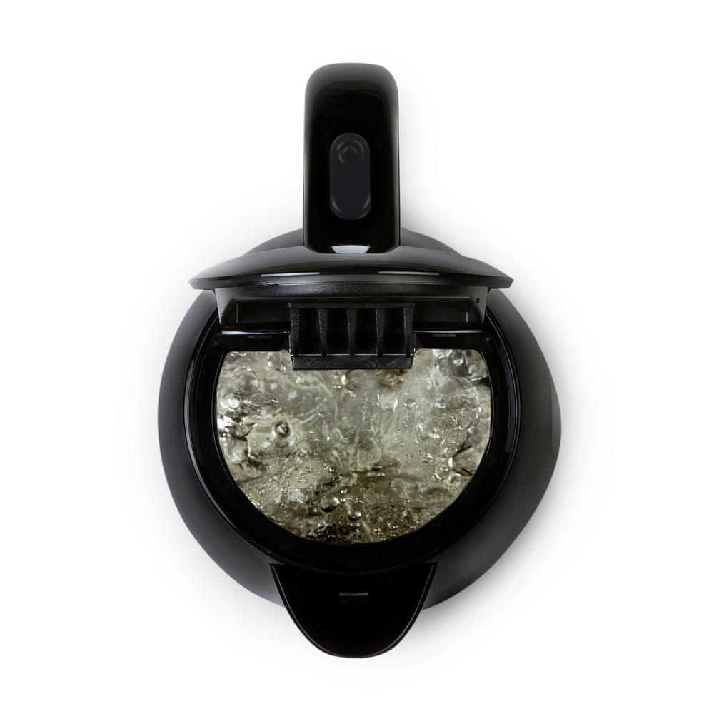 Bouilloire noire avec couvercle ouvert. Des bulles dans l'eau bouillante sont visibles.
