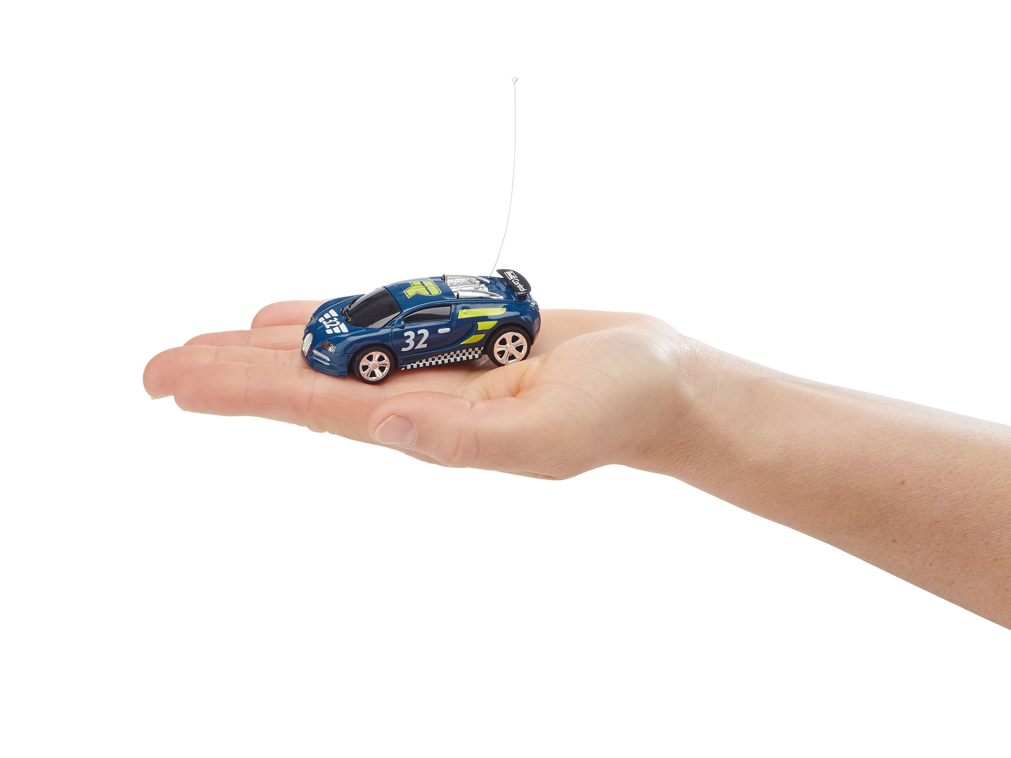 Kleines blaues Rennwagen-Spielzeug in der Hand einer Person, weißer Hintergrund.