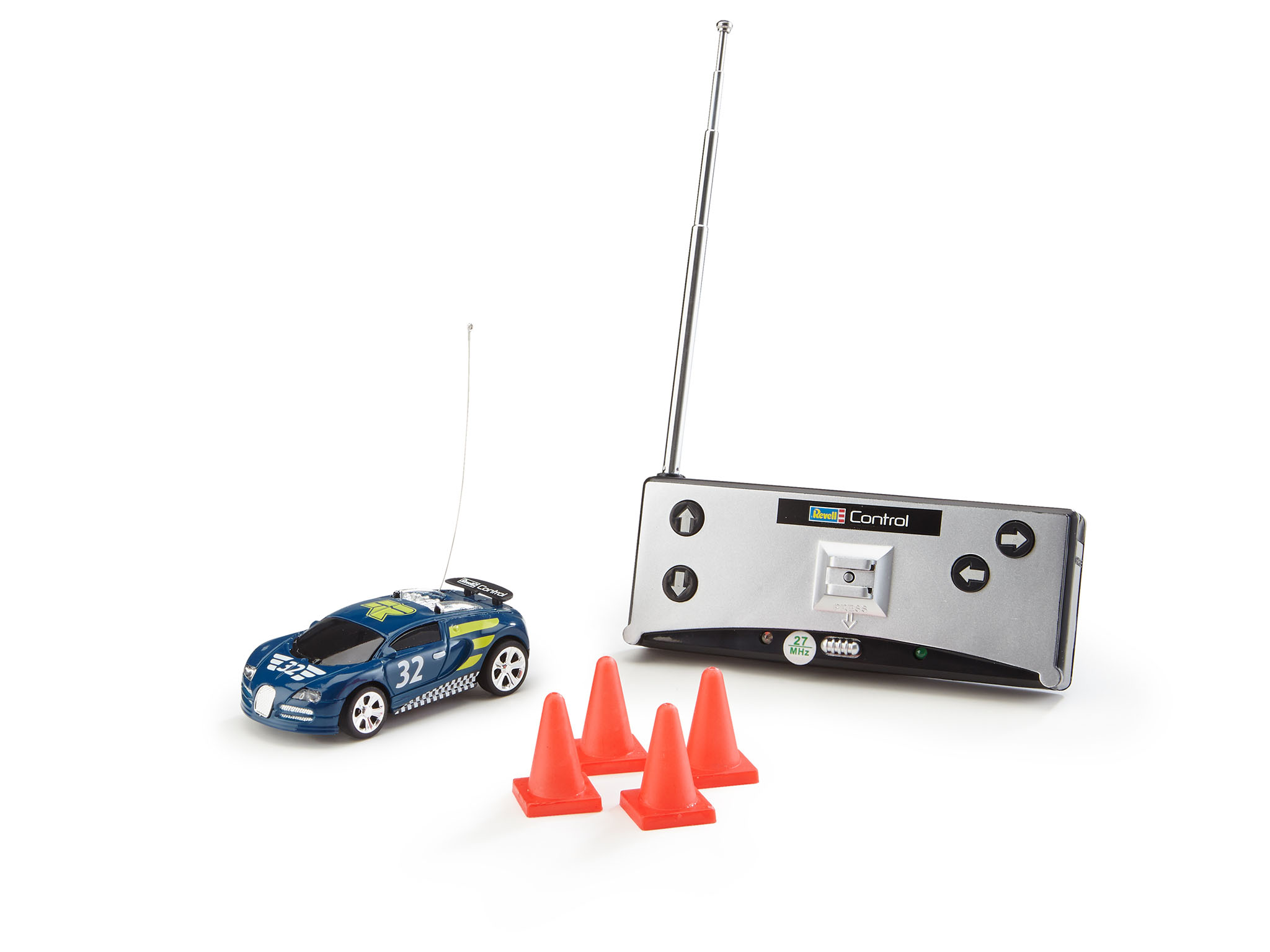 Blaues und weißes Spielzeugauto mit Fernbedienung und orangefarbenen Leitkegeln.